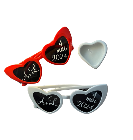 Lunettes de soleil en forme de cœur personnalisées, parfaites pour un mariage festif et original.